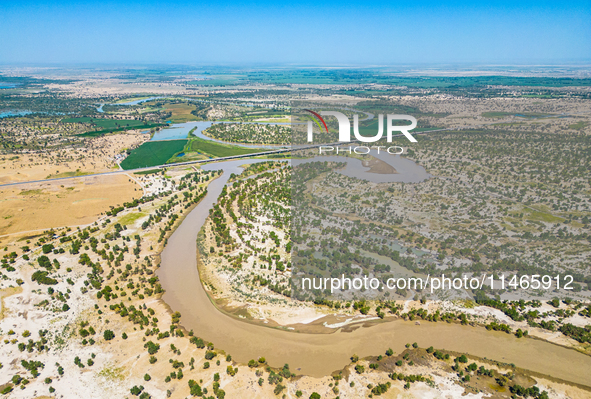 The meandering Tarim River is nourishing vegetation along its banks in the Weili section of the middle and lower reaches of the Tarim River...