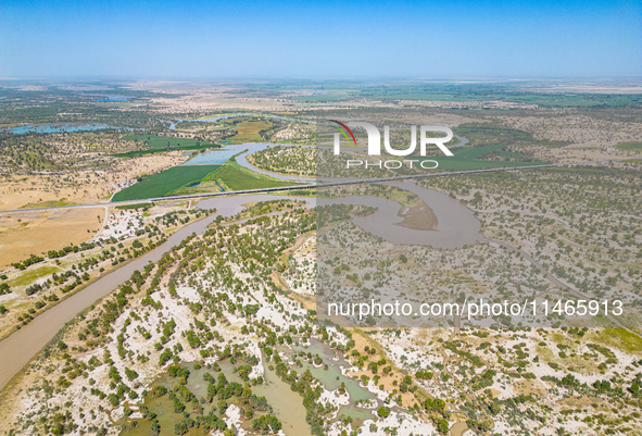 The meandering Tarim River is nourishing vegetation along its banks in the Weili section of the middle and lower reaches of the Tarim River...