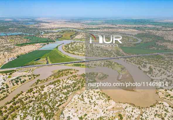 The meandering Tarim River is nourishing vegetation along its banks in the Weili section of the middle and lower reaches of the Tarim River...