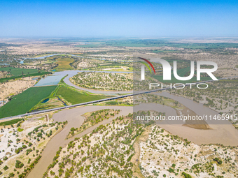 The meandering Tarim River is nourishing vegetation along its banks in the Weili section of the middle and lower reaches of the Tarim River...