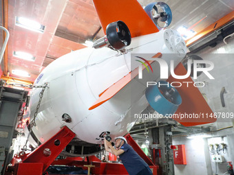 Members of the scientific expedition are inspecting the appearance and working condition of Jiaolong manned submersible's lifting safety pin...