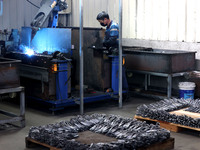 A worker of an enterprise is producing scissors on the production line at Yanshan Ocean Knife and Scissors Industrial Park in Zherong County...