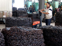 A worker of an enterprise is producing scissors on the production line at Yanshan Ocean Knife and Scissors Industrial Park in Zherong County...