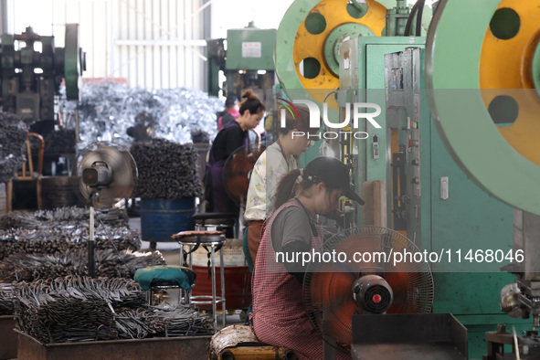 Workers of an enterprise are producing scissors on the production line at Yanshan Ocean Knife and Scissors Industrial Park in Zherong County...