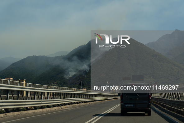 A large forest fire is breaking out on Sunday afternoon on Monte Pendolo, between the municipalities of Gragnano and Pimonte in the Naples a...