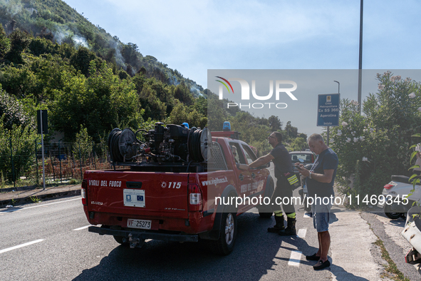 A large forest fire is breaking out on Sunday afternoon on Monte Pendolo, between the municipalities of Gragnano and Pimonte in the Naples a...