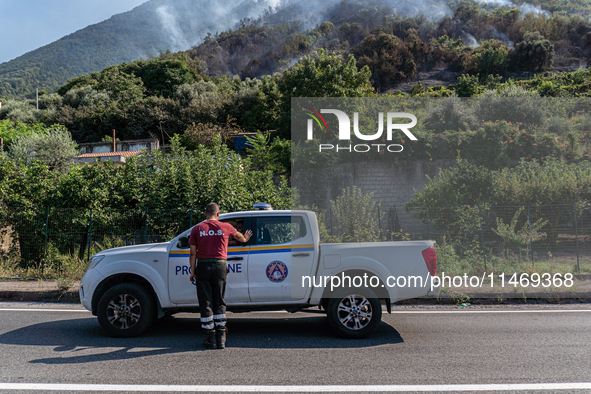 A large forest fire is breaking out on Sunday afternoon on Monte Pendolo, between the municipalities of Gragnano and Pimonte in the Naples a...