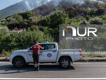 A large forest fire is breaking out on Sunday afternoon on Monte Pendolo, between the municipalities of Gragnano and Pimonte in the Naples a...