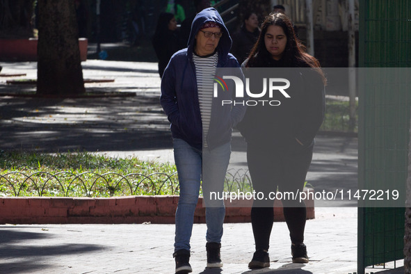 Pedestrians are protecting themselves from the cold in the central region of Sao Paulo, Brazil, on Monday, August 12. 