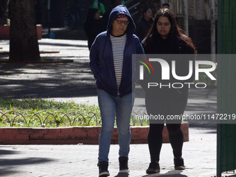 Pedestrians are protecting themselves from the cold in the central region of Sao Paulo, Brazil, on Monday, August 12. (