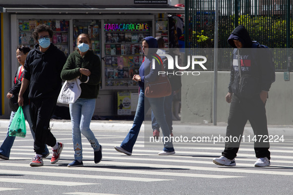 Pedestrians are protecting themselves from the cold in the central region of Sao Paulo, Brazil, on Monday, August 12. 