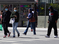 Pedestrians are protecting themselves from the cold in the central region of Sao Paulo, Brazil, on Monday, August 12. (