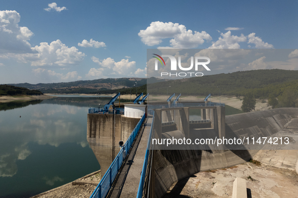 With the release of the last 2 million cubic meters of water still available for irrigation use, the Occhito dam, the largest artificial res...