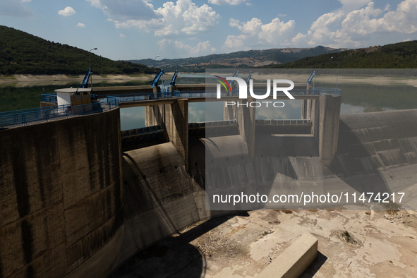 With the release of the last 2 million cubic meters of water still available for irrigation use, the Occhito dam, the largest artificial res...