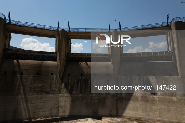 With the release of the last 2 million cubic meters of water still available for irrigation use, the Occhito dam, the largest artificial res...