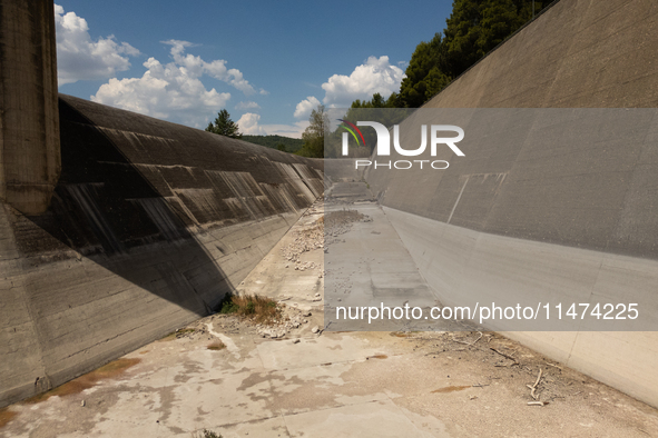 With the release of the last 2 million cubic meters of water still available for irrigation use, the Occhito dam, the largest artificial res...