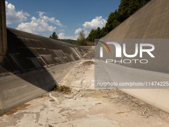 With the release of the last 2 million cubic meters of water still available for irrigation use, the Occhito dam, the largest artificial res...