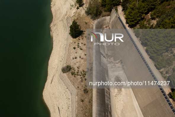 With the release of the last 2 million cubic meters of water still available for irrigation use, the Occhito dam, the largest artificial res...