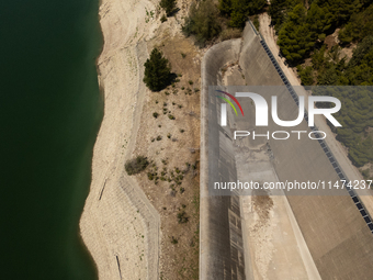 With the release of the last 2 million cubic meters of water still available for irrigation use, the Occhito dam, the largest artificial res...