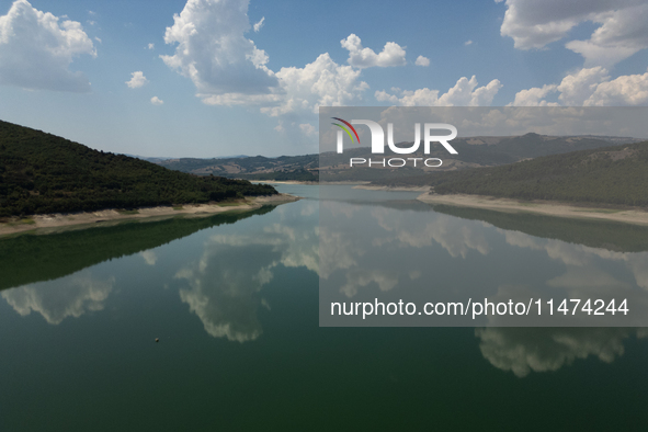 With the release of the last 2 million cubic meters of water still available for irrigation use, the Occhito dam, the largest artificial res...