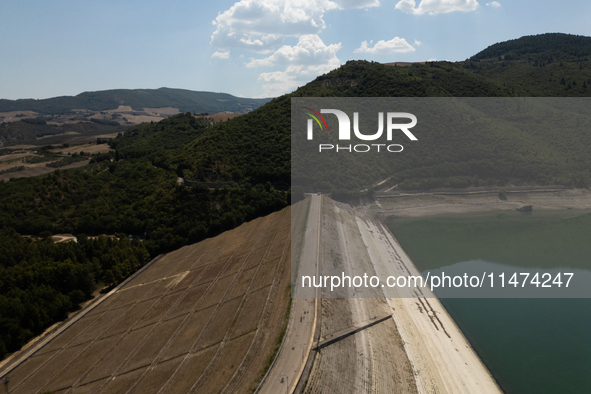 With the release of the last 2 million cubic meters of water still available for irrigation use, the Occhito dam, the largest artificial res...