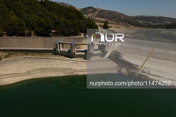 With the release of the last 2 million cubic meters of water still available for irrigation use, the Occhito dam, the largest artificial res...