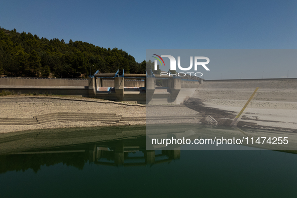 With the release of the last 2 million cubic meters of water still available for irrigation use, the Occhito dam, the largest artificial res...