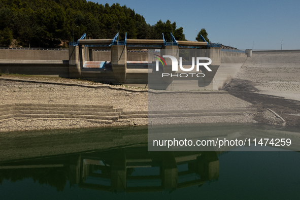 With the release of the last 2 million cubic meters of water still available for irrigation use, the Occhito dam, the largest artificial res...