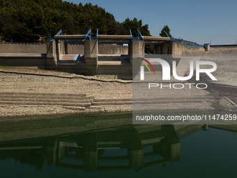 With the release of the last 2 million cubic meters of water still available for irrigation use, the Occhito dam, the largest artificial res...