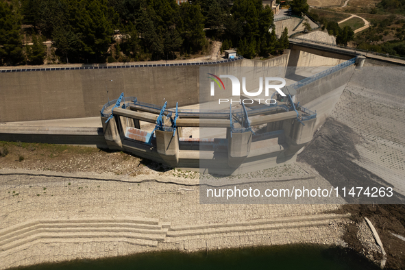 With the release of the last 2 million cubic meters of water still available for irrigation use, the Occhito dam, the largest artificial res...