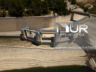 With the release of the last 2 million cubic meters of water still available for irrigation use, the Occhito dam, the largest artificial res...