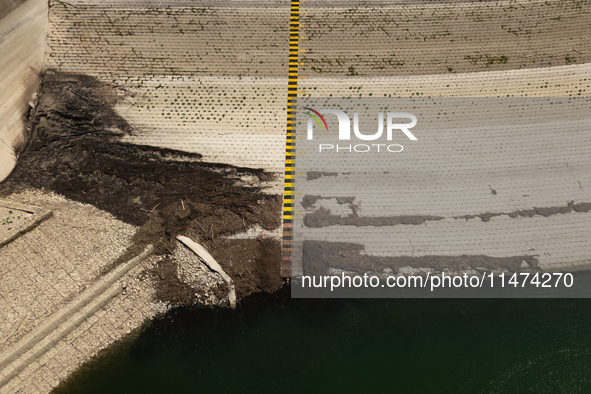 With the release of the last 2 million cubic meters of water still available for irrigation use, the Occhito dam, the largest artificial res...