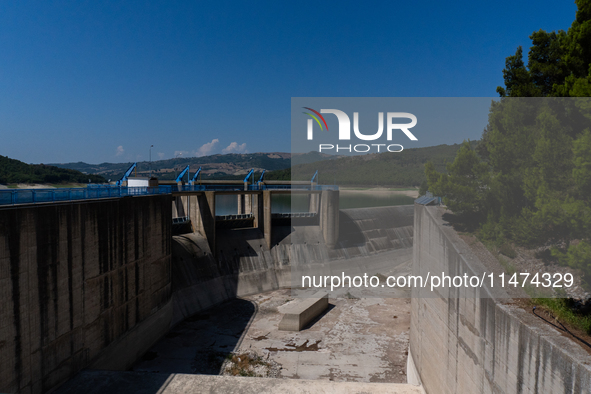 With the release of the last 2 million cubic meters of water still available for irrigation use, the Occhito dam, the largest artificial res...