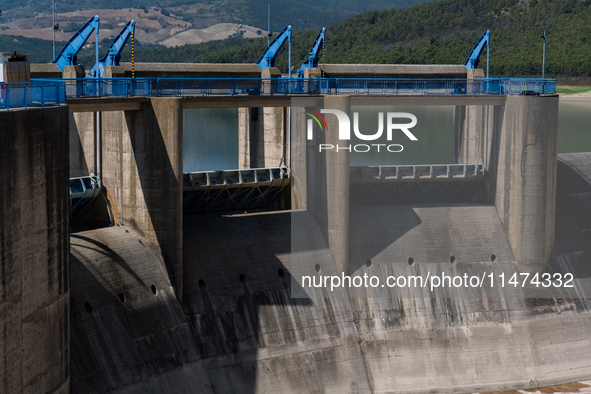 With the release of the last 2 million cubic meters of water still available for irrigation use, the Occhito dam, the largest artificial res...