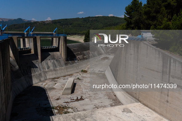 With the release of the last 2 million cubic meters of water still available for irrigation use, the Occhito dam, the largest artificial res...