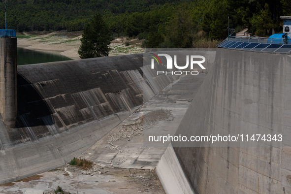 With the release of the last 2 million cubic meters of water still available for irrigation use, the Occhito dam, the largest artificial res...