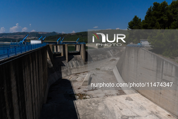 With the release of the last 2 million cubic meters of water still available for irrigation use, the Occhito dam, the largest artificial res...