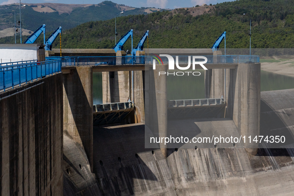 With the release of the last 2 million cubic meters of water still available for irrigation use, the Occhito dam, the largest artificial res...