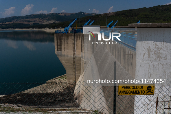 With the release of the last 2 million cubic meters of water still available for irrigation use, the Occhito dam, the largest artificial res...