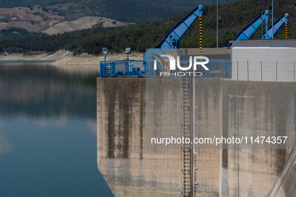 With the release of the last 2 million cubic meters of water still available for irrigation use, the Occhito dam, the largest artificial res...