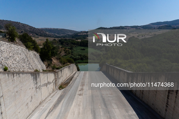 With the release of the last 2 million cubic meters of water still available for irrigation use, the Occhito dam, the largest artificial res...