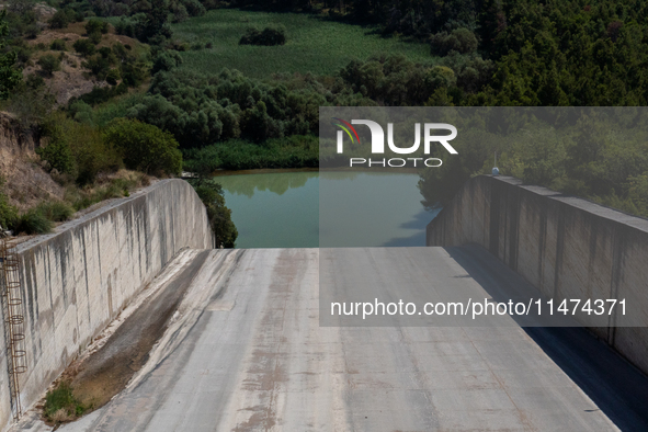 With the release of the last 2 million cubic meters of water still available for irrigation use, the Occhito dam, the largest artificial res...