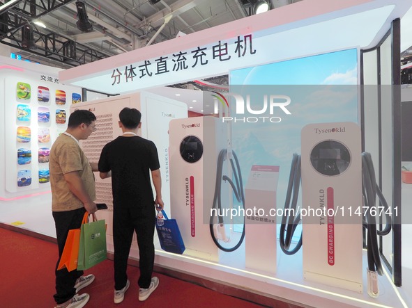 Visitors are visiting the ''Split DC Charger'' at the 2024 Beijing International Charging Pile and Converter Exhibition in Beijing, China, o...