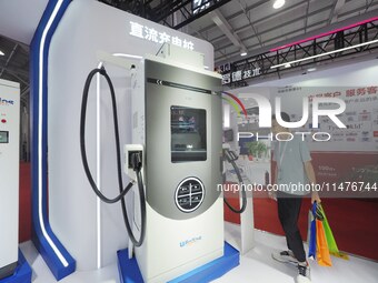 Visitors are visiting the ''Integrated DC Charging pile'' at the 2024 Beijing International Charging Pile and Power Station Exhibition in Be...