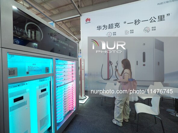 Visitors are visiting the ''Huawei Liquid Cooled Supercharge'' at the 2024 Beijing International Charging Pile and Power Station Exhibition...