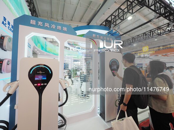 Visitors are visiting the ''Supercharged Liquid Cooling Terminal'' at the 2024 Beijing International Charging Pile and Power Station Exhibit...