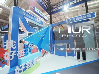 Visitors are experiencing the ''Autonavi Charging Map'' at the 2024 Beijing International Charging Pile and Power Station Exhibition in Beij...