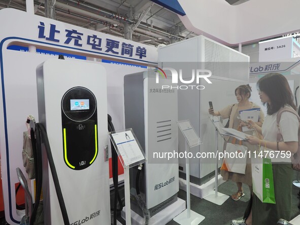 Visitors are visiting the ''high-power liquid-cooled charging and discharging terminal'' at the 2024 Beijing International Charging Pile and...