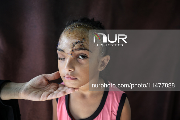 The Palestinian child Sila Houso, 7 years old, is being displaced from Gaza City to the central Gaza Strip. She is being injured during an I...