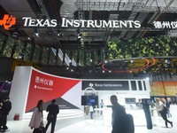 Visitors are visiting various integrated circuit chips developed and produced by Texas Instruments at the 6th China International Import Exp...